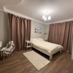 Двуспальная кровать и рабочий стол