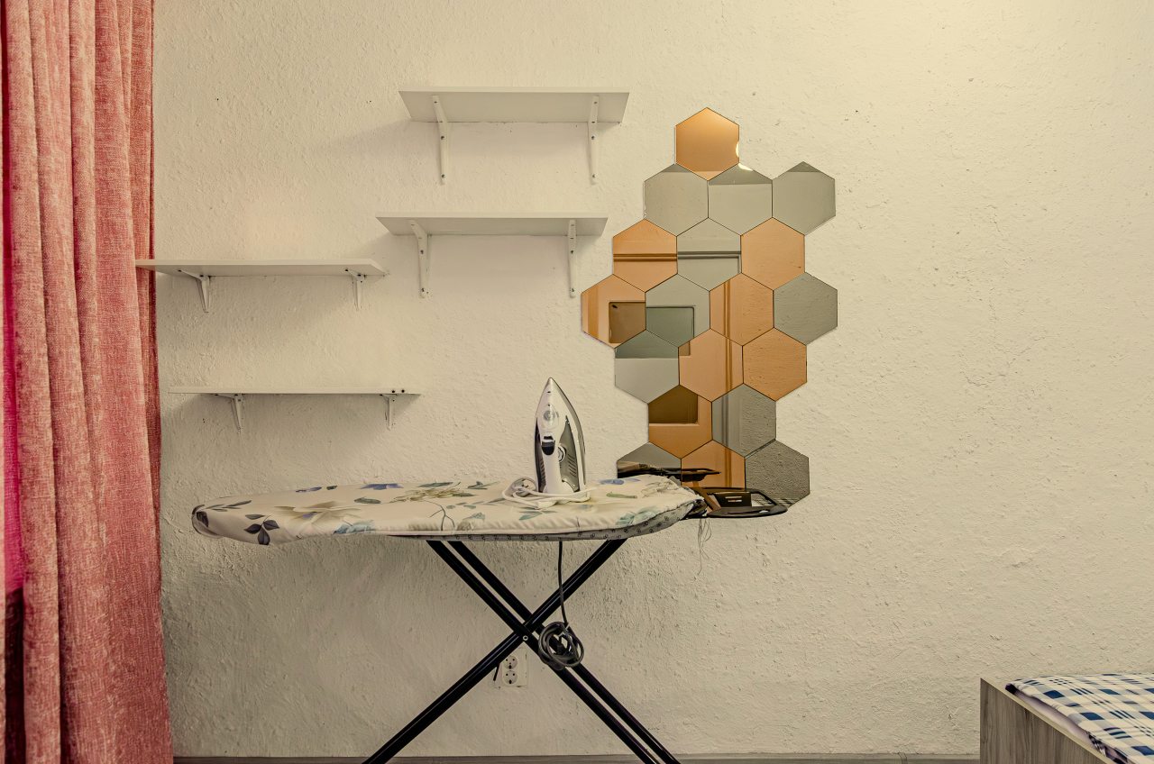 Утюг и гладильная доска