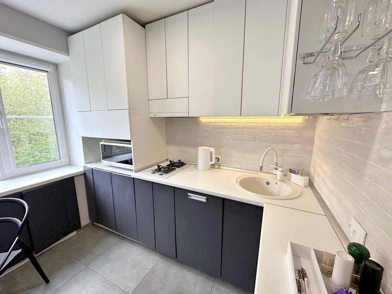 Мини-кухня, Апартаменты Современная квартира-студия в центре города