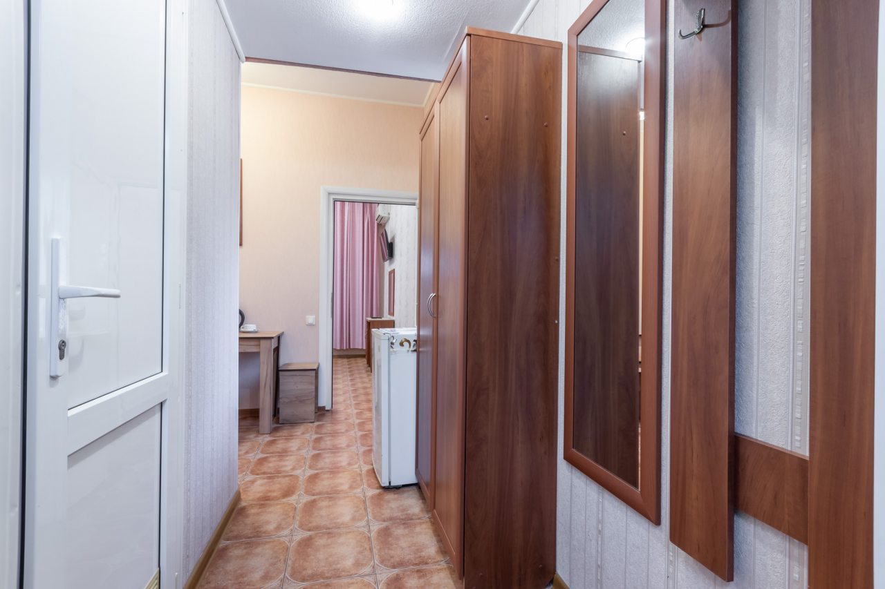 Трёхместный и более (Трехместная студия), Гостевой дом Малахит