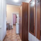 Трёхместный и более (Трехместная студия), Гостевой дом Малахит