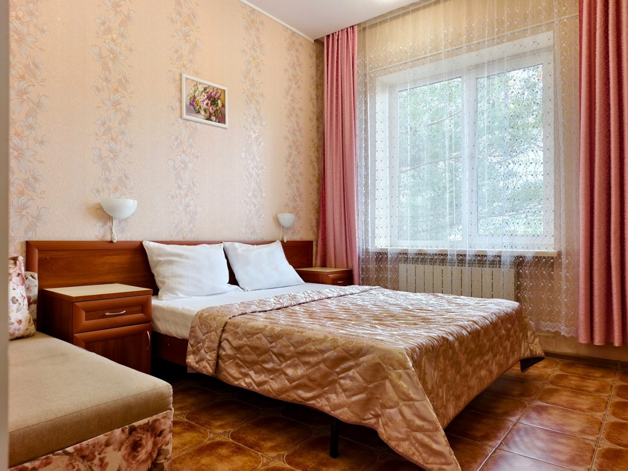 Трёхместный и более (Трехместная студия), Гостевой дом Малахит