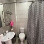 Фен и гладильная доска выдаются по запросу - бесплатно.