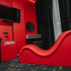 Люкс (Красный номер), Отель BlackOut Hotel