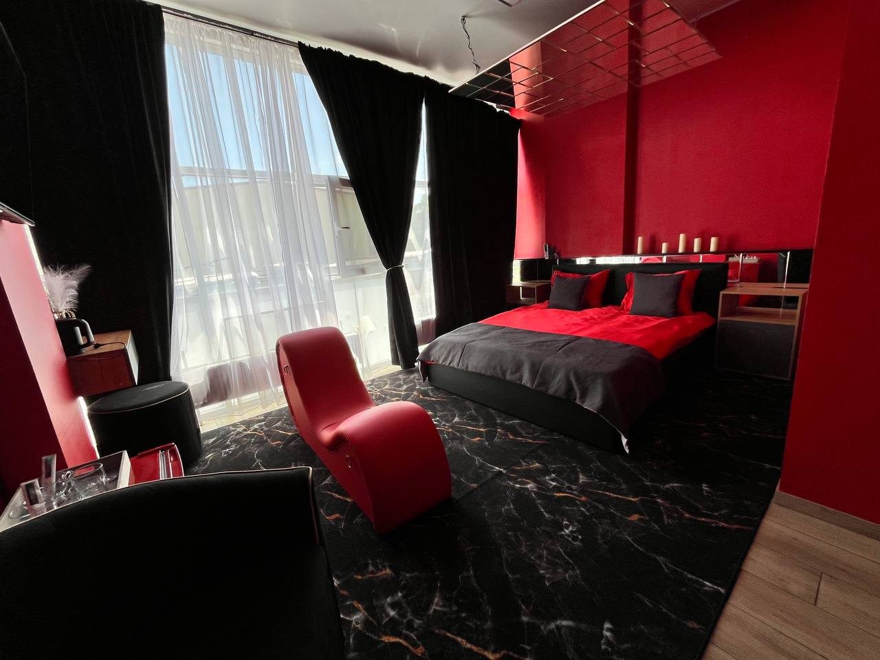 Люкс (Красный номер), Отель BlackOut Hotel