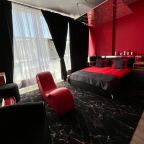 Люкс (Красный номер), Отель BlackOut Hotel