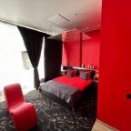 Люкс (Красный номер), Отель BlackOut Hotel