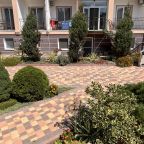 Пруд с рыбками, фонтанчики, декоративные кустарники, Отель Гортензия