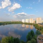 Рядом с домом большое озеро и пляж