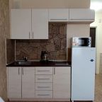 Кухня обставлена всей необходимой техникой.Посуда