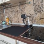 Кухонная зона .
Плита. 
Холодильник 
Чайник