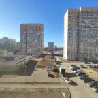 Детские площадки и парковки возле дома.
Пляж, озеро.