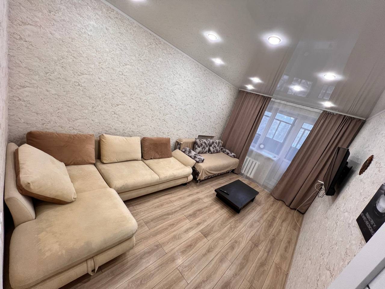 Апартаменты (ТРЕХКОМНАТНЫЕ В ЦЕНТРЕ), Апартаменты Вояж на Республике