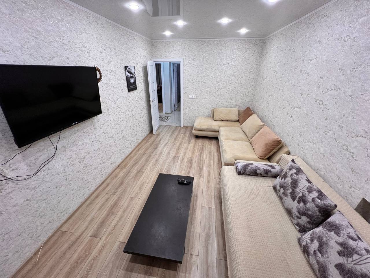 Апартаменты (ТРЕХКОМНАТНЫЕ В ЦЕНТРЕ), Апартаменты Вояж на Республике