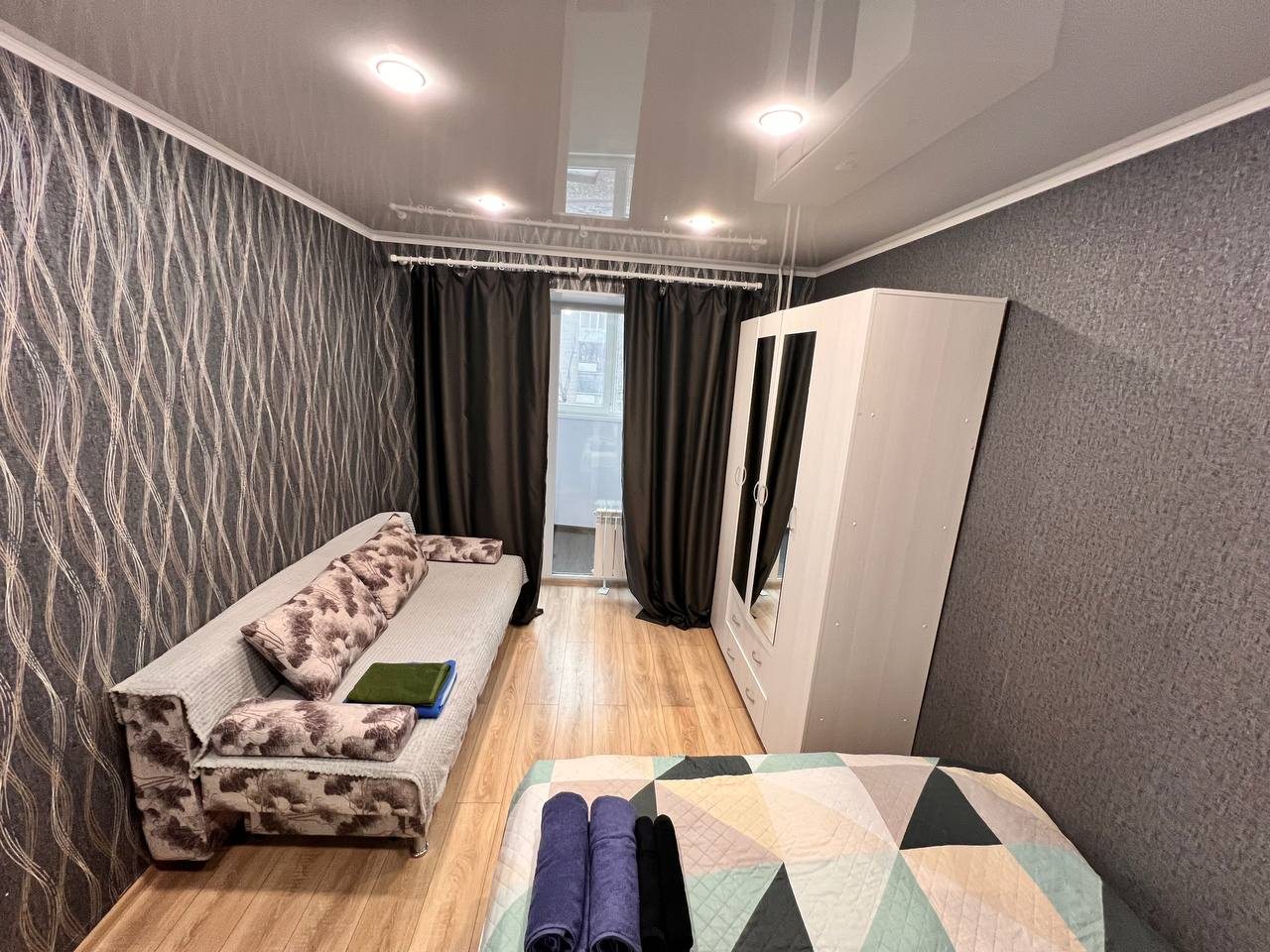 Апартаменты (ТРЕХКОМНАТНЫЕ В ЦЕНТРЕ), Апартаменты Вояж на Республике