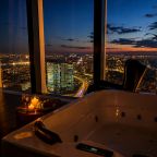 Апартаменты (Sky City Moscow Джакузи у окна на 55 этаже с подсветкой и музыкой! Закатная сторона! Редкий вид на Парк победы и город!), Апартаменты Sky City Moscow