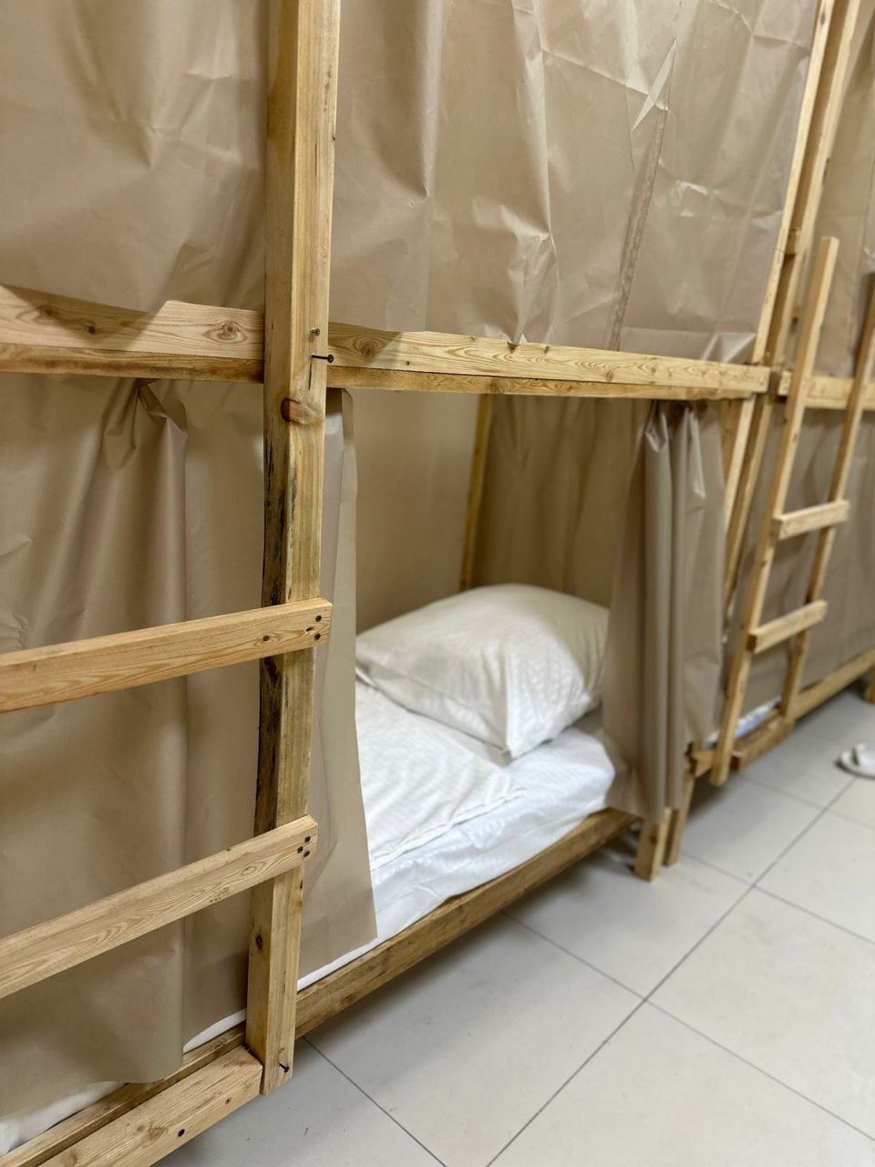 Двенадцатиместный Мужской, Хостел MyVibeVL