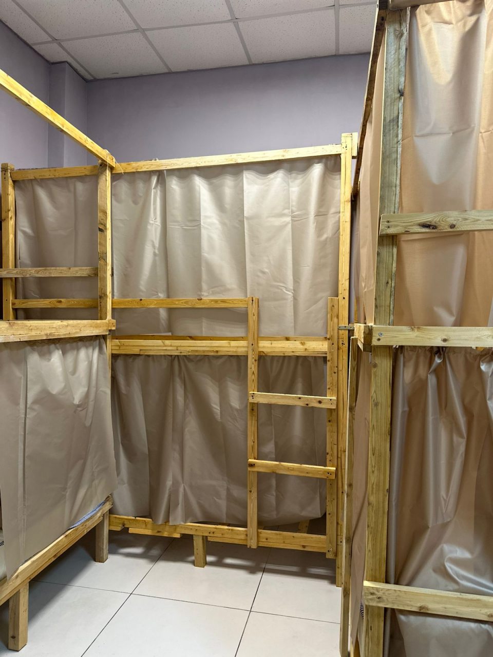 Двенадцатиместный Мужской, Хостел MyVibeVL