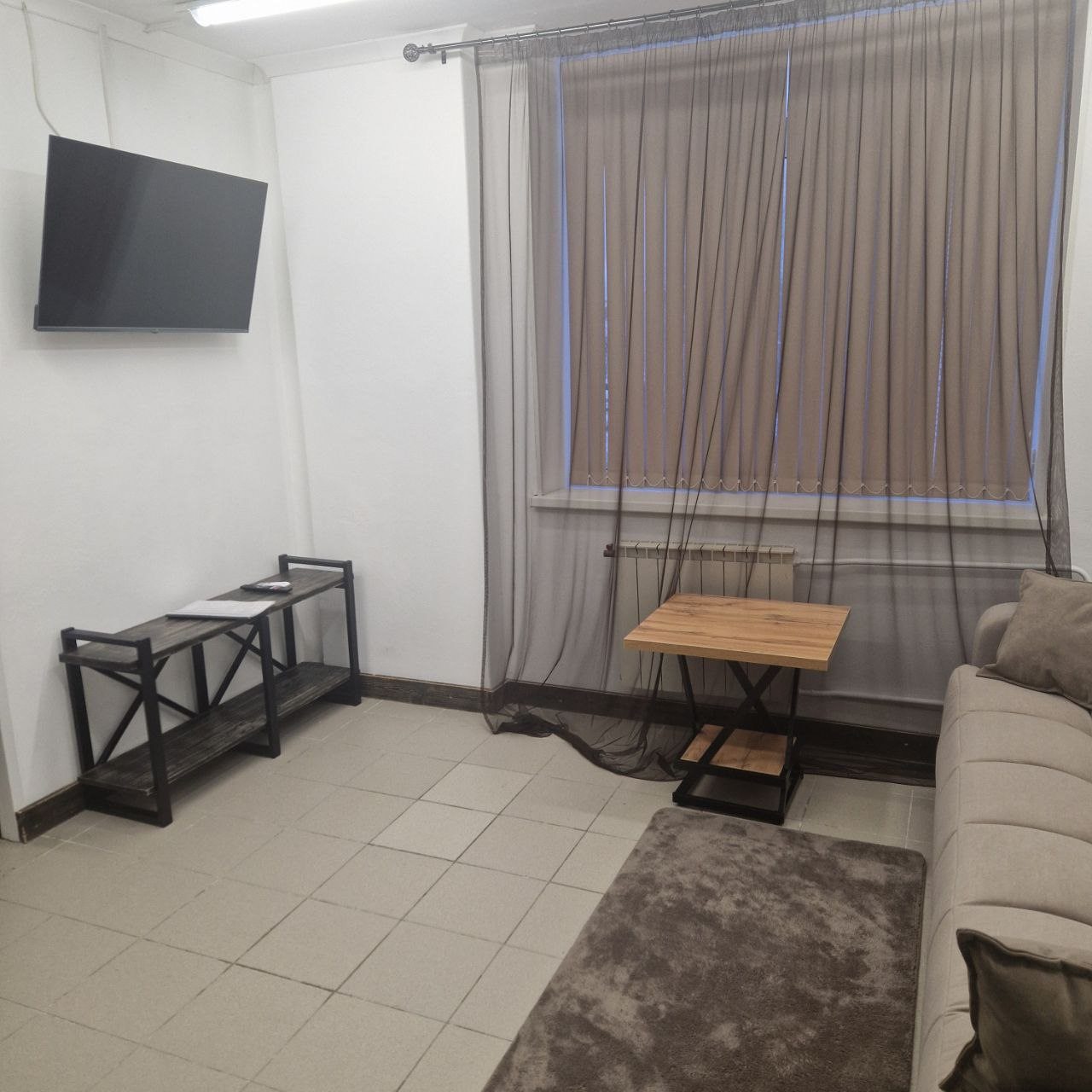 Люкс (Люкс), Отель В центре