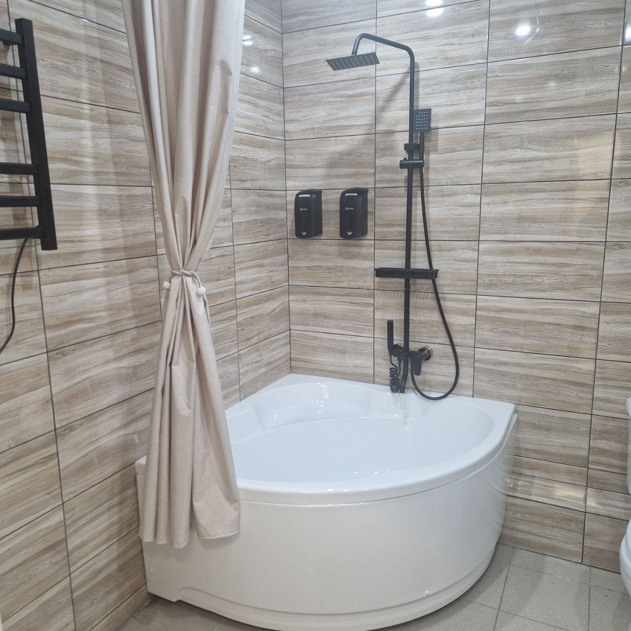 Люкс (Люкс), Отель В центре