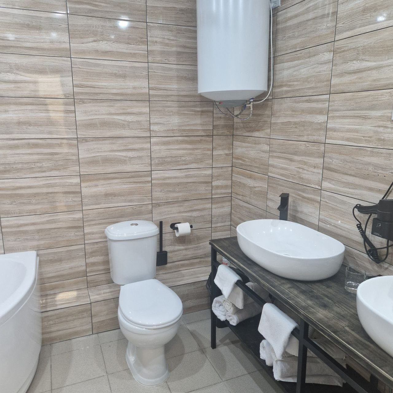 Люкс (Люкс), Отель В центре