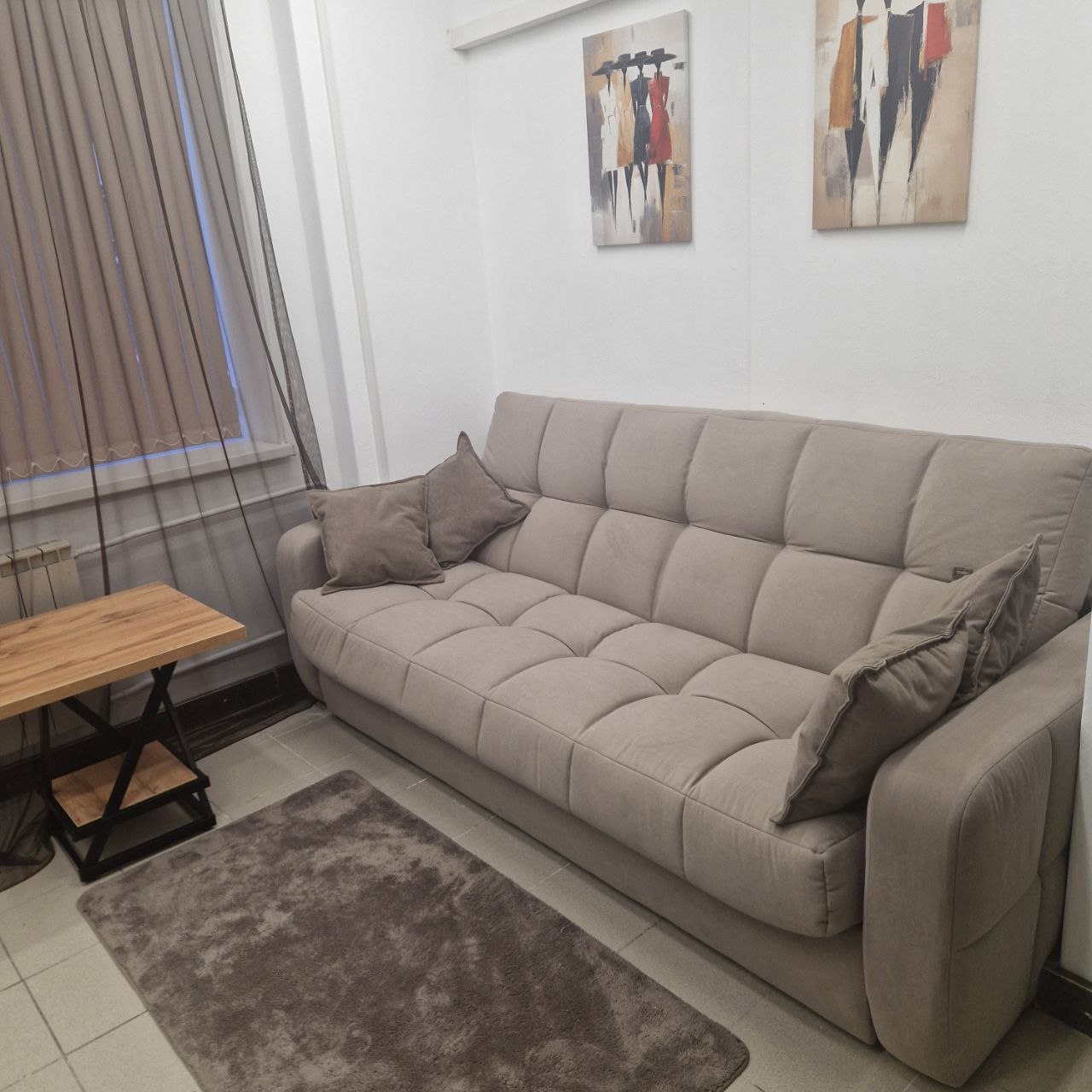 Люкс (Люкс), Отель В центре