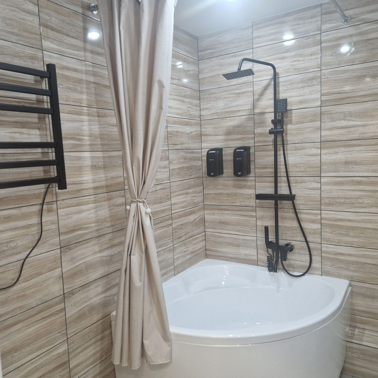 Люкс (Люкс), Отель В центре