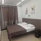 Люкс (Люкс), Отель В центре