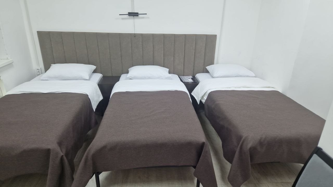 Трёхместный и более (Трёхместный стандарт), Отель В центре