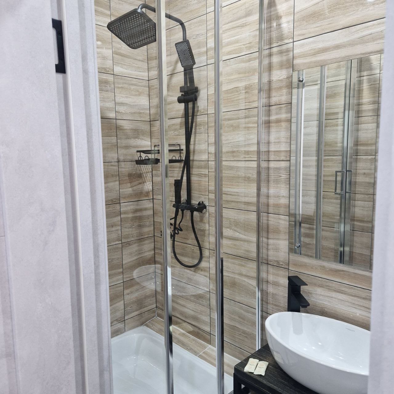 Трёхместный и более (Трёхместный стандарт), Отель В центре