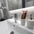 Апартаменты (Апартаменты ВыДома в центре Тюмени с живописным прудом), Апартаменты ВыДома на улице Новгородская 22
