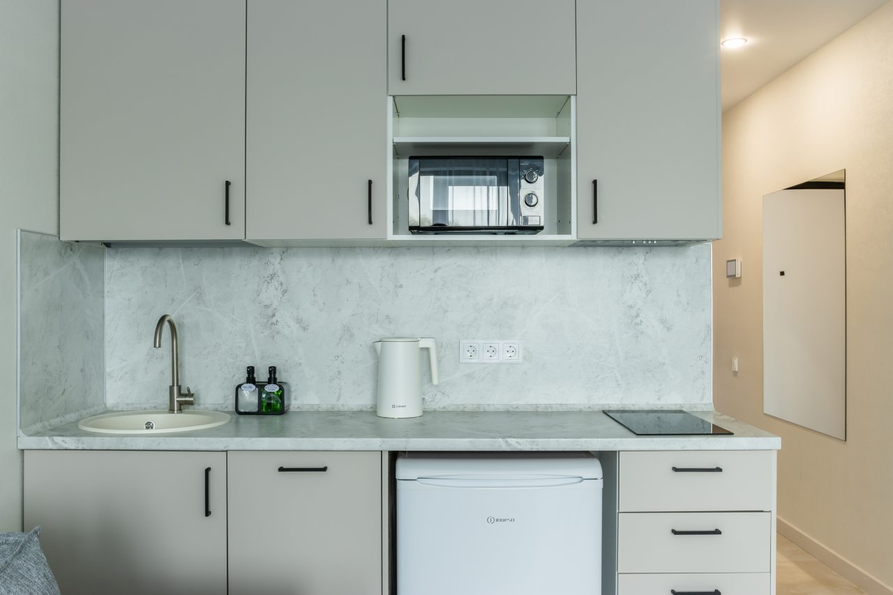 Кухня,посудомоечная машина, обеденная зона, с набором посуды