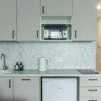 Кухня,посудомоечная машина, обеденная зона, с набором посуды