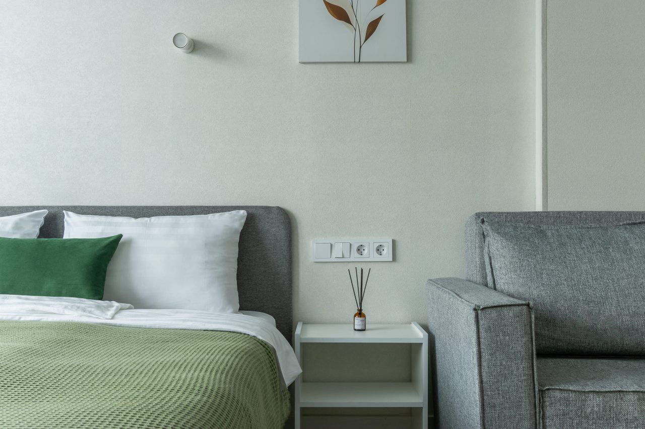 Уютный и светлый номер с видом на лес