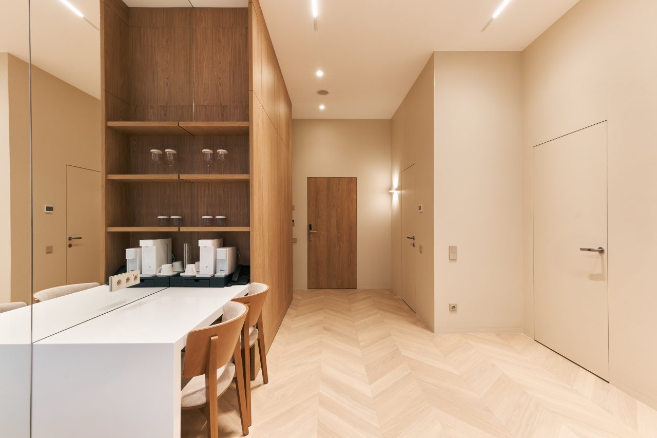 Люкс, Отель 6/3