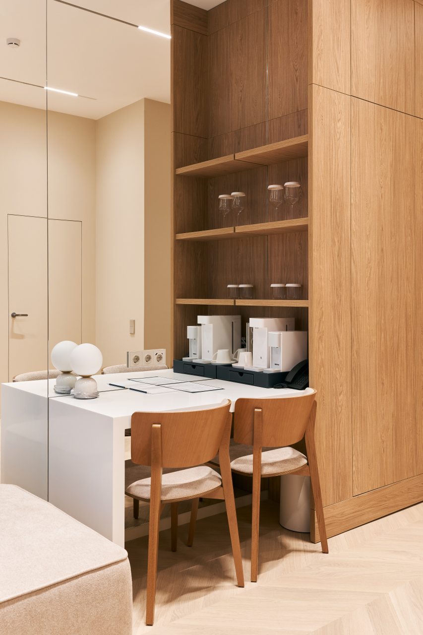 Люкс, Отель 6/3