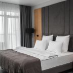 Люкс (Люкс), Отель Miracle Garden