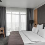 Люкс (Люкс), Отель Miracle Garden