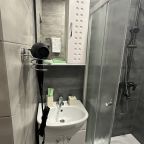 Двухместный (Двухместный номер Стандарт с одной двуспальной кроватью и собственной душевой комнатой (Номер 4)), Гостевой дом У Папы Дома