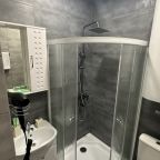 Двухместный (Двухместный номер Стандарт с одной двуспальной кроватью и собственной душевой комнатой (Номер 4)), Гостевой дом У Папы Дома