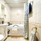 Апартаменты (Счастье жить в большой Адмиральской квартире), Апартаменты Адмиральские в центре Севастополя