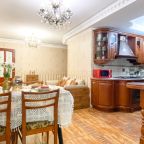 Апартаменты (Счастье жить в большой Адмиральской квартире), Апартаменты Адмиральские в центре Севастополя