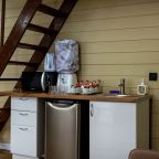 Трёхместный и более (Барнхаус), Глэмпинг Станция Морская