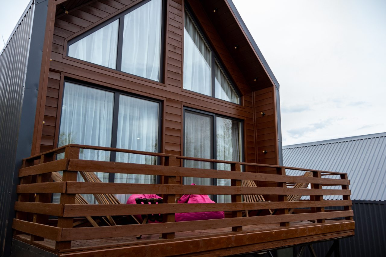 Трёхместный и более (Барнхаус), Глэмпинг Станция Морская