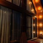 Трёхместный и более (Барнхаус), Глэмпинг Станция Морская