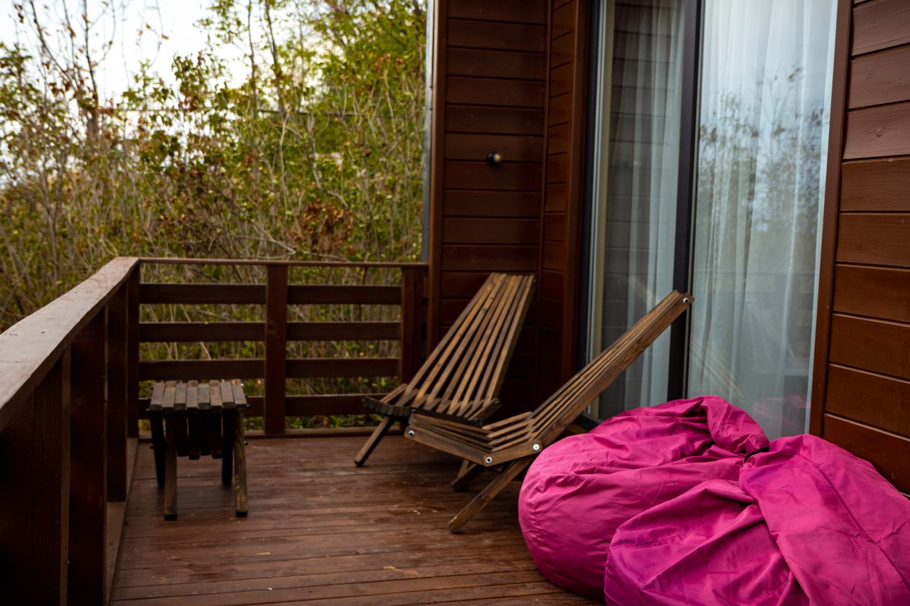 Трёхместный и более (Барнхаус), Глэмпинг Станция Морская