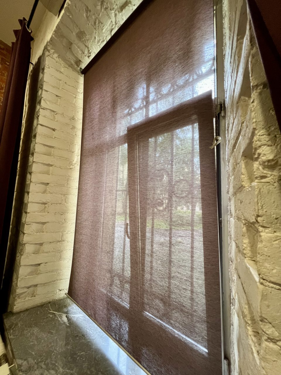 Окно с решеткой, выходящее на тихий двор