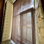 Окно с решеткой, выходящее на тихий двор