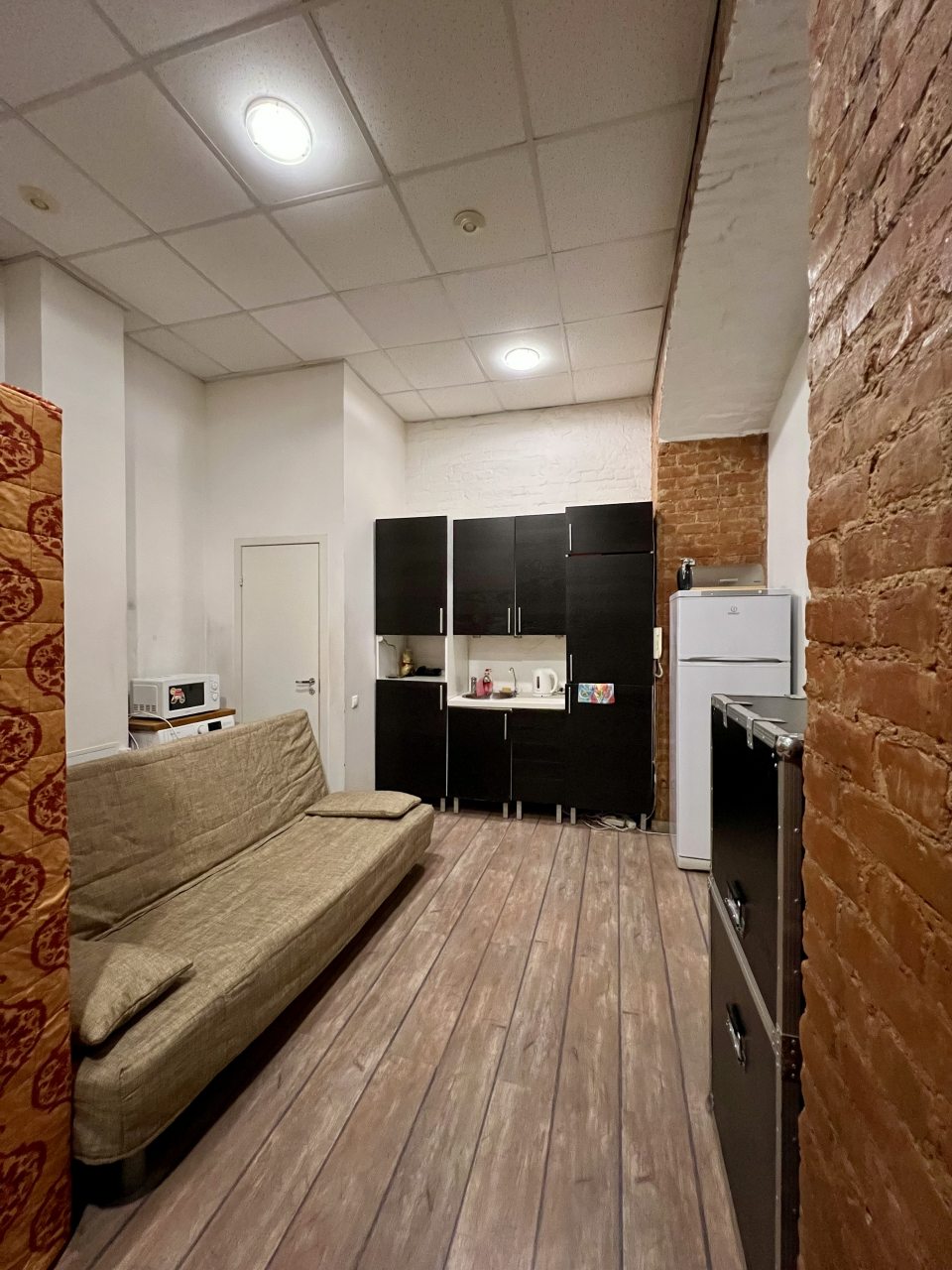 Кухонная зона (микроволновка, чайник, необходимая посуда)