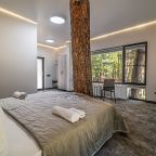 De Luxe (DeLuxe Wood), Отель Эклер